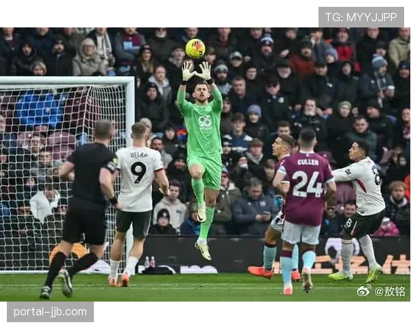 伯恩利对阵西汉姆联手球争议，球员将球顶手臂不犯规